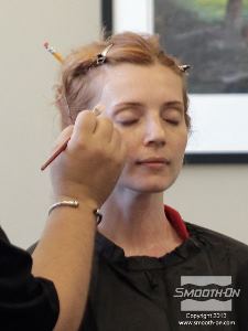 לחיצה להגדלת תמונה מורחים את הSkin Tite על פני המודל. זהו דבק להדבקת סיליקון על גוף. 