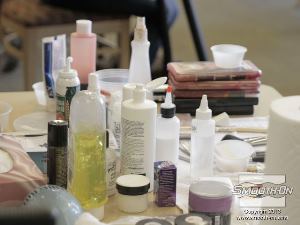 לחיצה להגדלת תמונה לאחר שהמסיכה מודבקת על המודל אפשר להשלים את האיפור אותה כדי ליצור את האפקט הרצוי.