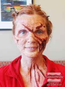 לחיצה להגדלת תמונה לאחר שהאיפור הושלם נשאר רק לשים עדשות זומבי ושיניים רקובות.