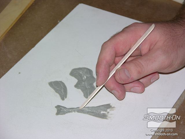 מפסלים את מבנה הצלקות על לוח מלאמין בעזרת חימר ללא גופרית LBT/NSP.