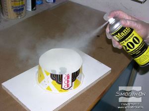 לחיצה להגדלת תמונה מרססים חומר הפרדה על בסיס וקס ease release 200 על המיכל והצלקות.