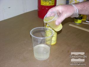 לחיצה להגדלת תמונה שופכים את שני החלקים למיכל ערבוב.