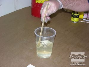 לחיצה להגדלת תמונה מערבבים את בסיס הפוליאוריטן ליציקה Smooth Cast 300 עם המקשה במשך כ90 שניות.