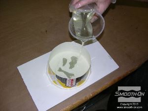 לחיצה להגדלת תמונה שופכים את שרף פוליאוריטן Smooth Cast 300 על גבי הצלקות.