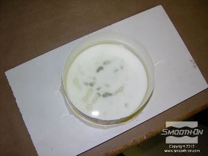 לחיצה להגדלת תמונה לאחר מספר דקות החומר מתחיל להתמצק.