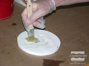 לחיצה להגדלת תמונה בעזרת אלכוהול איזופרופיל, מסירים את כל שאריות החימר מהתבנית.