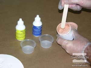 לחיצה להגדלת תמונה מוסיפים למקשה כמות קטנה של פיגמנט לסיליקון Silc-Pig בצבע גוף.