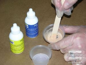 לחיצה להגדלת תמונה מערבבים את הפיגמנט עם המקשה.