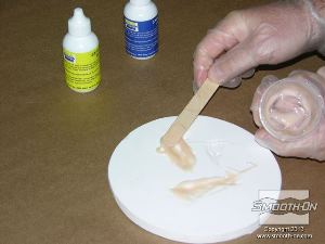 לחיצה להגדלת תמונה מורחים את סיליקון למריחה Skin Tite בתוך החללים בתבנית.