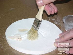 לחיצה להגדלת תמונה מורחים פודרה של איפור על יציקות הסיליקון כדי לחלוץ אותם מהתבנית.