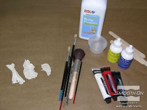 לחיצה להגדלת תמונה מסדרים את כל החומרים והכלים הדרושים להדבקת הצלקות על פני המודל.