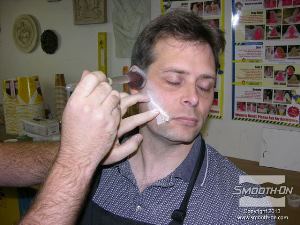 לחיצה להגדלת תמונה ממקמים את הצלקת על הפנים ומורחים את הפודרה