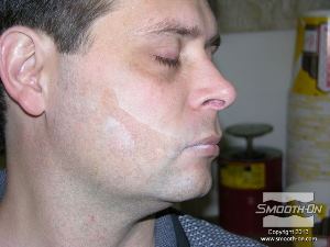 לחיצה להגדלת תמונה הפודרה משאירה קו חיצוני שמסמן איפה יש למרוח דבק.