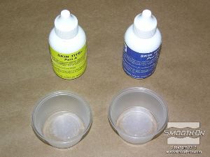 לחיצה להגדלת תמונה מודדים כמויות שוות לפי נפח של הבסיס והמקשה של סיליקון למריחה Silk Tite.