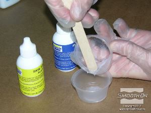 לחיצה להגדלת תמונה מערבבים את הבסיס והמקשה של הSkin Tite- דבק סיליקון למגע גוף.