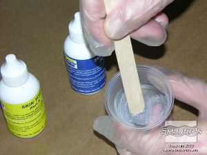 לחיצה להגדלת תמונה מערבבים את שני המרכיבים של הסיליקון במשך 30 שניות.