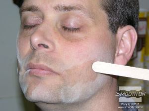 לחיצה להגדלת תמונה מורחים סיליקון Skin Tite גם על העור באזור הצלקת האחרונה.