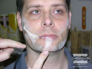 לחיצה להגדלת תמונה מניחים בעדינות גם את הצלקת של איזור הסנטר.