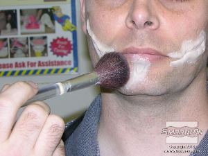 לחיצה להגדלת תמונה מפזרים מעט אבקה על החתיכות כדי לקבע אותם ולהפחית את הדביקות שלהם.