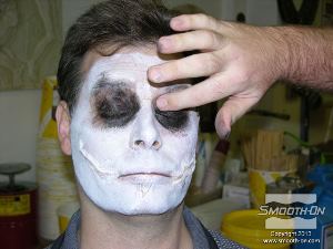 לחיצה להגדלת תמונה מאפרים את איזור העיניים בצבע שחור.