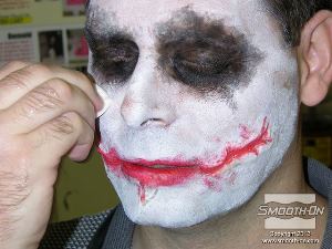 לחיצה להגדלת תמונה עוברים עם ספוג רטוב בעדינות על הפנים כדי להעניק את האפקט הרצוי לאיפור.