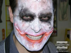 לחיצה להגדלת תמונה הצלקות מגומי סיליקון למגע גוף Skin Tite הן גמישות מאוד וזזות נמתחות עם כל הבעת פנים.