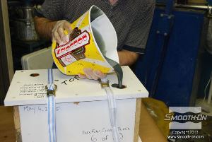 לחיצה להגדלת תמונה שופכים את תערובת ה פוליאוריטן מוקצף גמיש אל התבנית דרך החור במכסה.