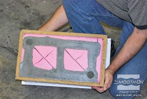 לחיצה להגדלת תמונה היציקה מוכנה להוצאתה מהתבנית.