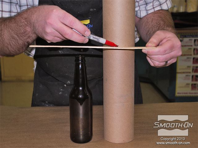 המודל המקורי הוא בקבוק בירה מזכוכית, ללא התווית. מכינים מסגרת לתבנית הסיליקון מגליל קרטון. מסמנים על הקרטון קו בגובה 2.5 ס