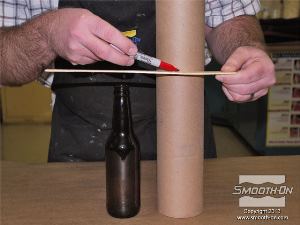 לחיצה להגדלת תמונה המודל המקורי הוא בקבוק בירה מזכוכית, ללא התווית. מכינים מסגרת לתבנית הסיליקון מגליל קרטון. מסמנים על הקרטון קו בגובה 2.5 ס