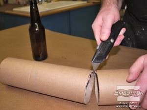 לחיצה להגדלת תמונה חותכים את הקרטון בעזרת סכין יפנית לאורך הקו.