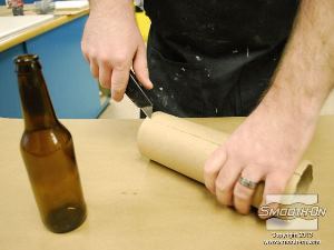 לחיצה להגדלת תמונה חותכים את גליל הקרטון לאורכו כדי שיהיה אפשר לפתוח אותו.