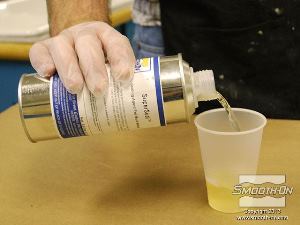 לחיצה להגדלת תמונה לפני יציקת סיליקון לגליל יש לאטום אותו. שופכים חומר אטימה Superseal לכוס פלסטיק.