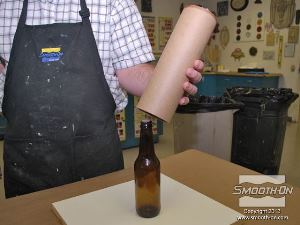 לחיצה להגדלת תמונה מניחים את גליל הקרטון מסביב לבקבוק הזכוכית.