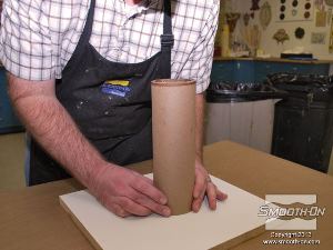 לחיצה להגדלת תמונה מוודאים שהבקבוק ממורכז בתוך הגליל כדי שתתקבל תבנית בעלת עובי דופן אחיד.