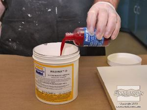 לחיצה להגדלת תמונה מכינים את התבנית מ גומי סיליקון Mold Max 30. לפני ערבוב הבסיס עם המקשה יש לערבב את המקשה לבדו.