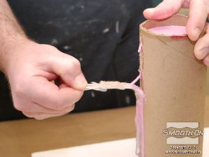 לחיצה להגדלת תמונה לאחר שהסיליקון התמצק מסירים את הדבק החם מהחתך האורכי שבגליל הקרטון.