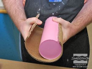 לחיצה להגדלת תמונה פותחים את גליל הקרטון וחושפים את תבנית הסיליקון.