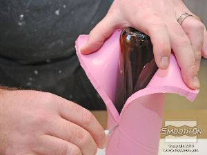 לחיצה להגדלת תמונה בעזרת סכין חד חותכים בזהירות את תבנית הסיליקון לאורך כ3/4 מאורך התבנית, עד אשר ניתן לפתוח את התבנית ולהוציא את בקבוק הזכוכית.