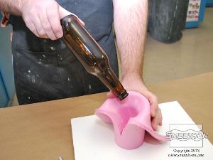 לחיצה להגדלת תמונה מוציאים את בקבוק הזכוכית מתבנית סיליקון ליציקה Mold Max 30.