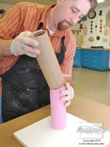 לחיצה להגדלת תמונה מסדרים מחדש את גליל הקרטון על גבי תבנית הסיליקון.