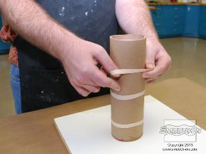 לחיצה להגדלת תמונה משתמשים בגומיות דואר כדי לסגור את התבנית בחוזקה.