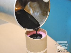 לחיצה להגדלת תמונה שופכים בזהירות את השעווה החמה לתוך תבנית סיליקון Mold Max 30 ומניחים לה להתקרר מעט.