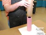לאחר שעה נוספת, השעווה מתקררת לגמרי ואפשר להסיר את גליל הקרטון מתבנית הסיליקון.