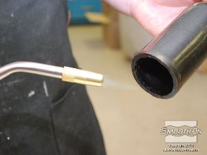 לחיצה להגדלת תמונה מחממים את תחתית בקבוק השעווה בעזרת מבער.