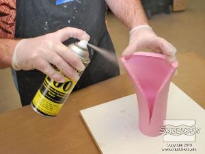 לחיצה להגדלת תמונה מרססים מחדש חומר הפרדה לסיליקון Ease Release 200 בחלק הפנימי של תבנית הסיליקון ליציקה Mold Max 30.