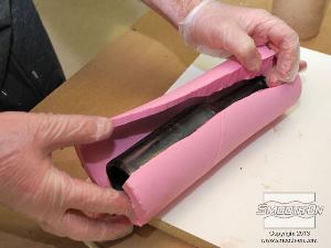 לחיצה להגדלת תמונה מחזירים את יציקת השעווה בזהירות אל התבנית.