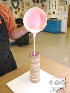 לחיצה להגדלת תמונה שופכים את הMold Max 10 אל יציקת השעווה החלולה.