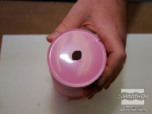 לחיצה להגדלת תמונה החור מאפשר גישה לחלל התבנית עבור יציקת הפוליאוריתן SMASH!.