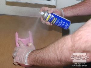 לחיצה להגדלת תמונה מרססים חומר הפרדה Universal Mold Release גם על החלק הפנימי של תבנית הסיליקון Mold Max 30.